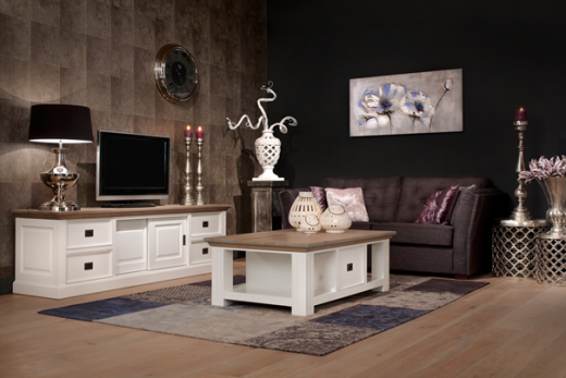 plak deuropening Rafflesia Arnoldi Donkere aankleding en witte meubels zorgen voor een warme uitstraling -  Interieur Inspiratie